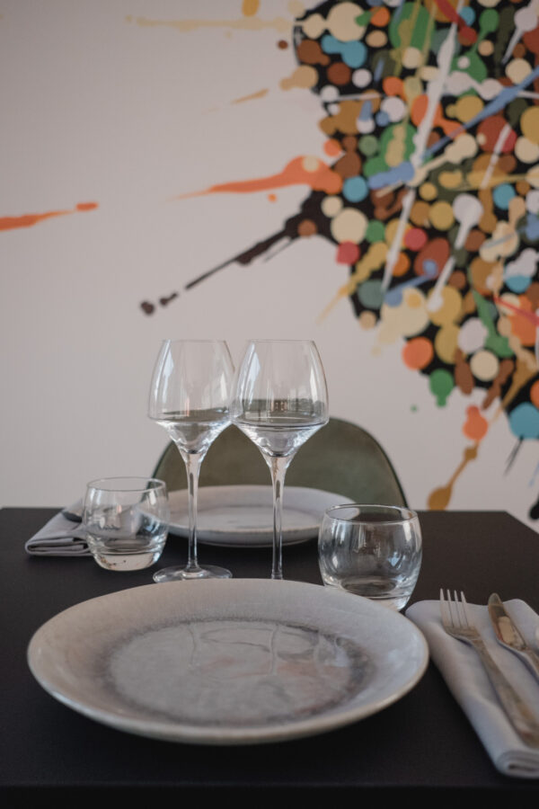 VILLA-METIS-RESTAURANT-PRESENTATION-TABLE